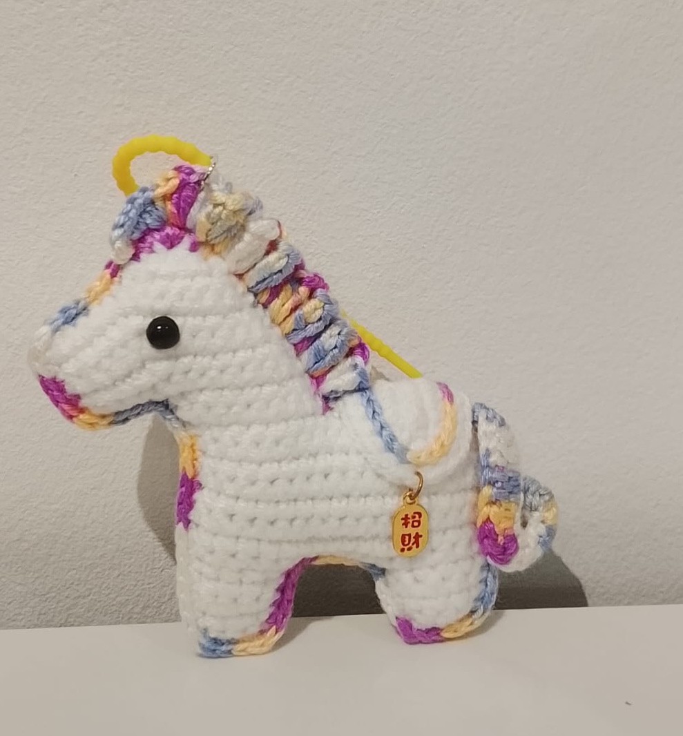 White with darker mane (9.8~cm height)