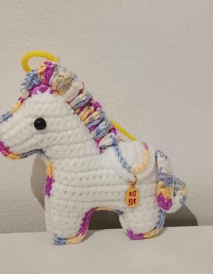 White with darker mane (9.8~cm height)