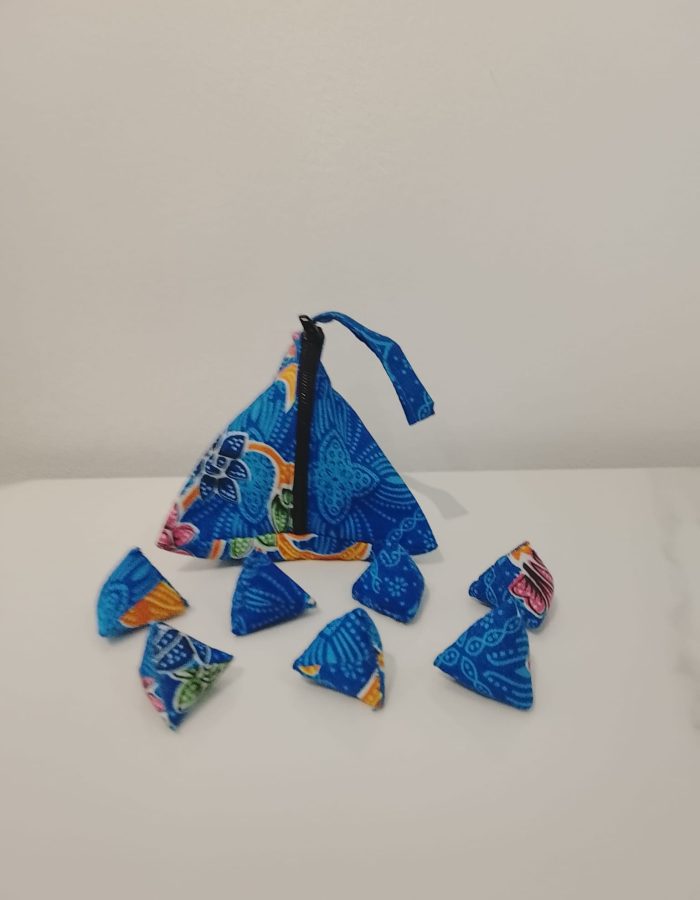 Blue batik with 7 batu seremban! (Malaysian’s Tabas – Spanish/Jacks – English)